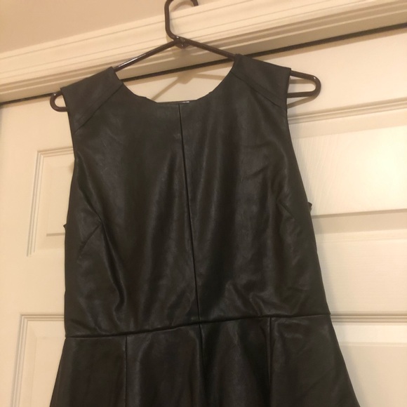 Black leather top, back zipper - Picture 2 of 4